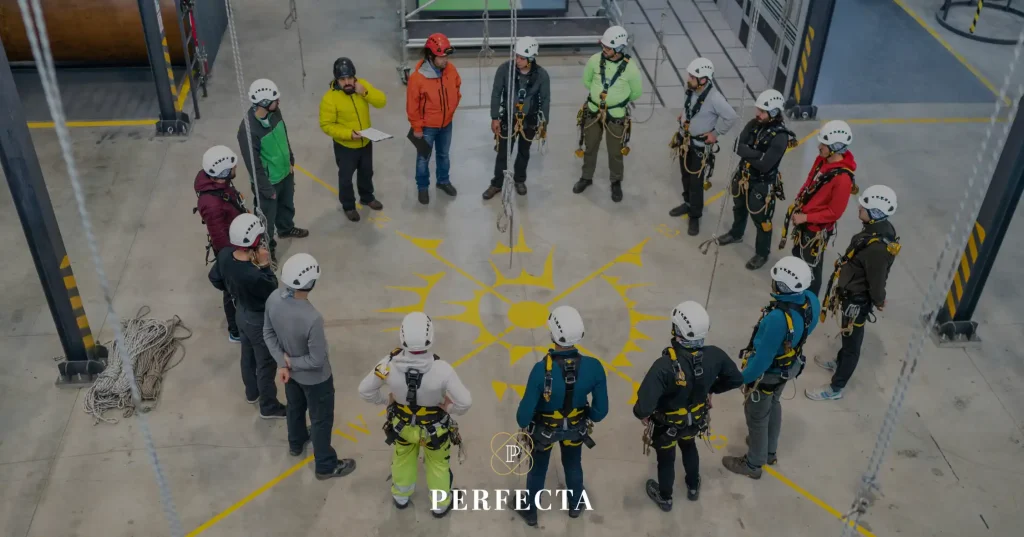 Grupa pracowników w kaskach omawiająca zmiany w stażu pracy 2026