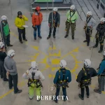 Grupa pracowników w kaskach omawiająca zmiany w stażu pracy 2026