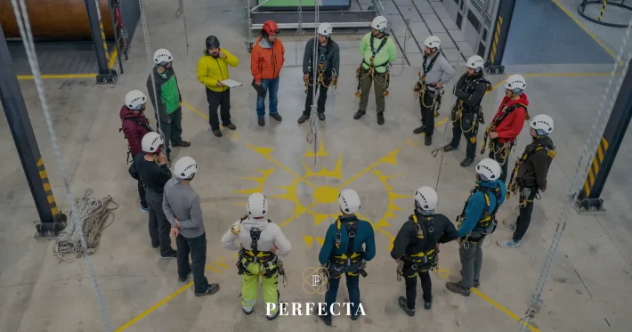 Grupa pracowników w kaskach omawiająca zmiany w stażu pracy 2026