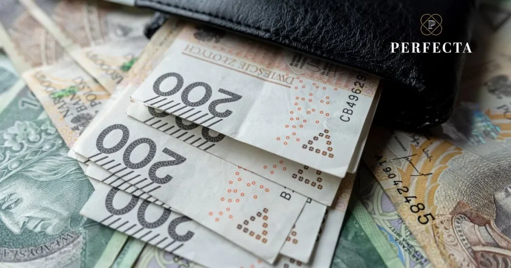 Portfel z polskimi banknotami symbolizujący jawność wynagrodzeń i nowe przepisy