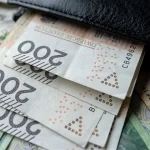 Portfel z polskimi banknotami symbolizujący jawność wynagrodzeń i nowe przepisy