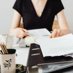 Pracodawca analizujący dokumenty pod kątem ustawy o sygnalistach w firmie.