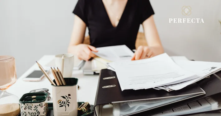 Pracodawca analizujący dokumenty pod kątem ustawy o sygnalistach w firmie.