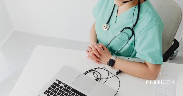 Lekarz w trakcie konsultacji online przed laptopem - jak przygotować się na wdrożenie KSeF dla zwolnionych z VAT w 2026 roku.