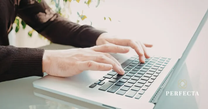 Dłonie przedsiębiorcy piszące na laptopie, symbolizujące zakup zagranicznego oprogramowania SaaS i licencji objętych podatkiem u źródła WHT.