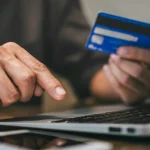 Przedsiębiorca wykonujący przelew za fakturę powyżej 15 000 zł - uniknij sankcji VAT stosując split payment.