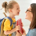 Pracująca mama z córką w wieku szkolnym - jak pracodawca powinien rozpatrywać wnioski rodzicielskie, urlopy opiekuńcze i zwolnienia z powodu siły wyższej.